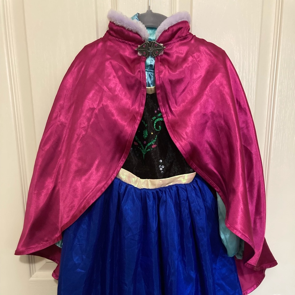 Anna (Frozen) costume: dress with cape